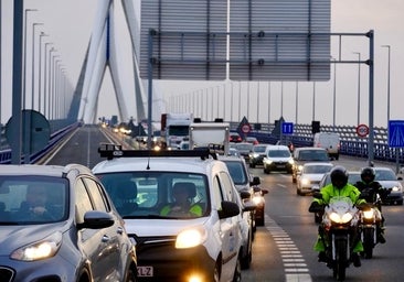 Fotos: Retenciones en la entrada de Cádiz el primer día sin el puente Carranza operativo