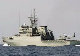 El patrullero de la Armada 'Centinela' vigila un convoy de buques rusos en aguas del Estrecho de Gibraltar