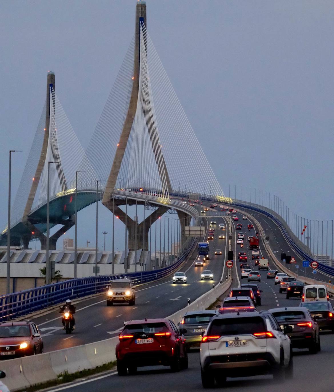 Fotos: Retenciones en la entrada de Cádiz el primer día sin el puente Carranza operativo