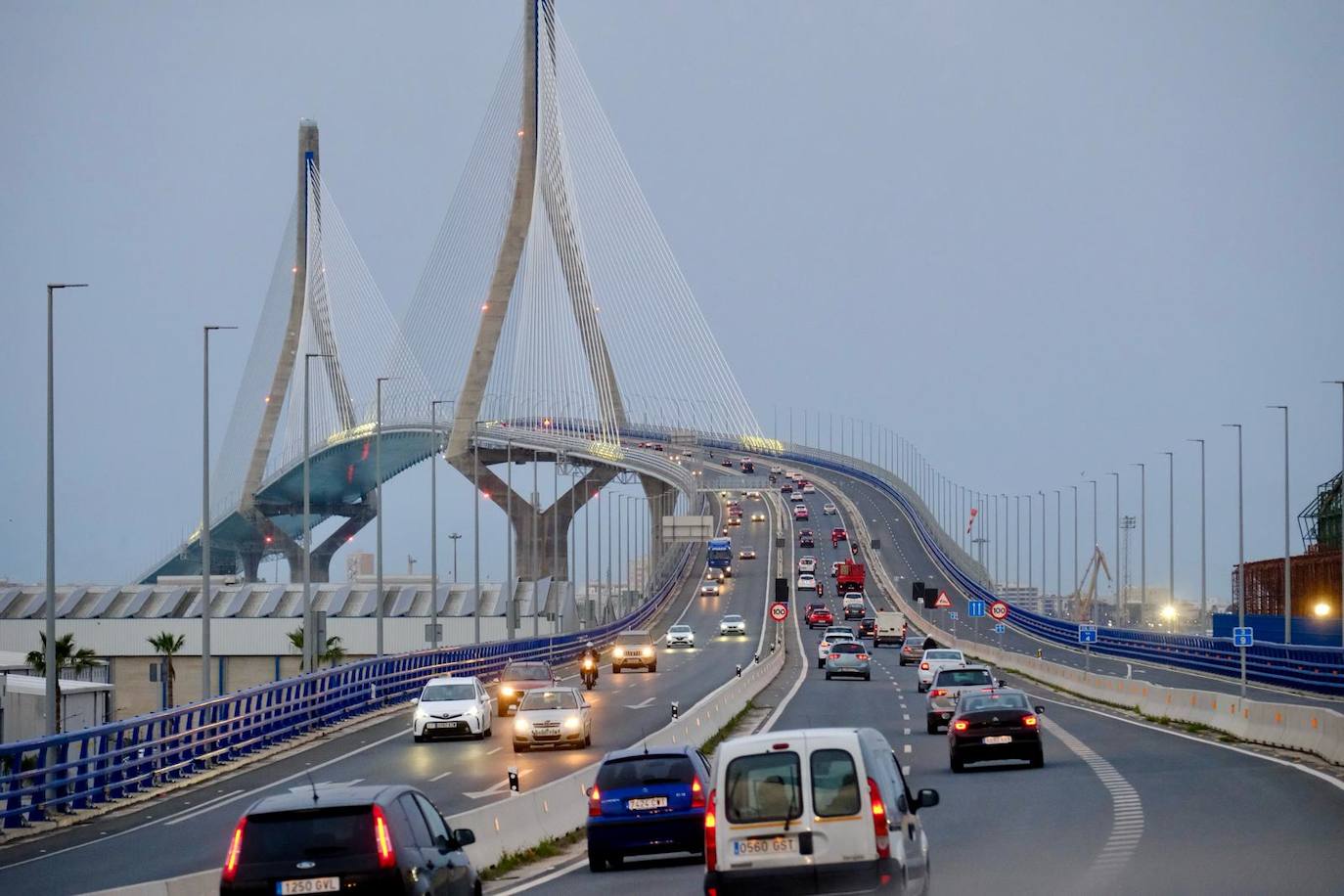 Fotos: Retenciones en la entrada de Cádiz el primer día sin el puente Carranza operativo