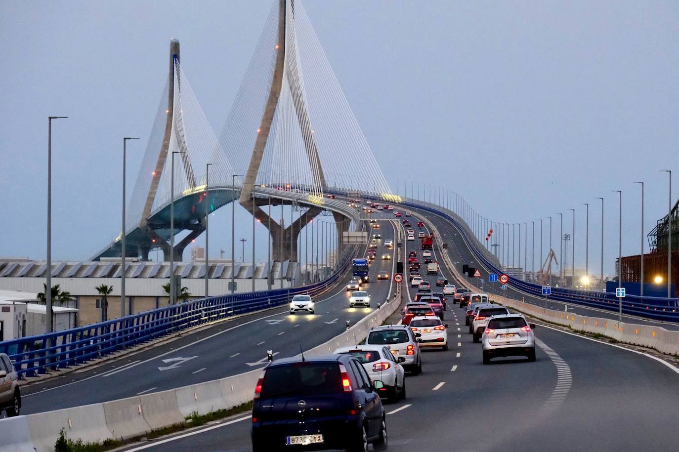 Fotos: Retenciones en la entrada de Cádiz el primer día sin el puente Carranza operativo