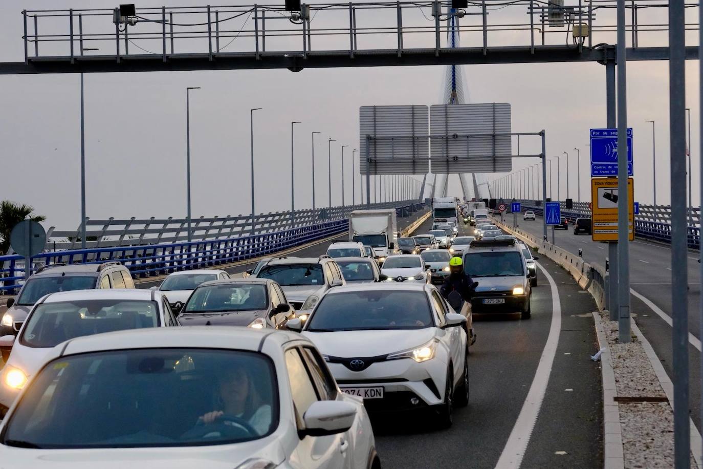 Fotos: Retenciones en la entrada de Cádiz el primer día sin el puente Carranza operativo