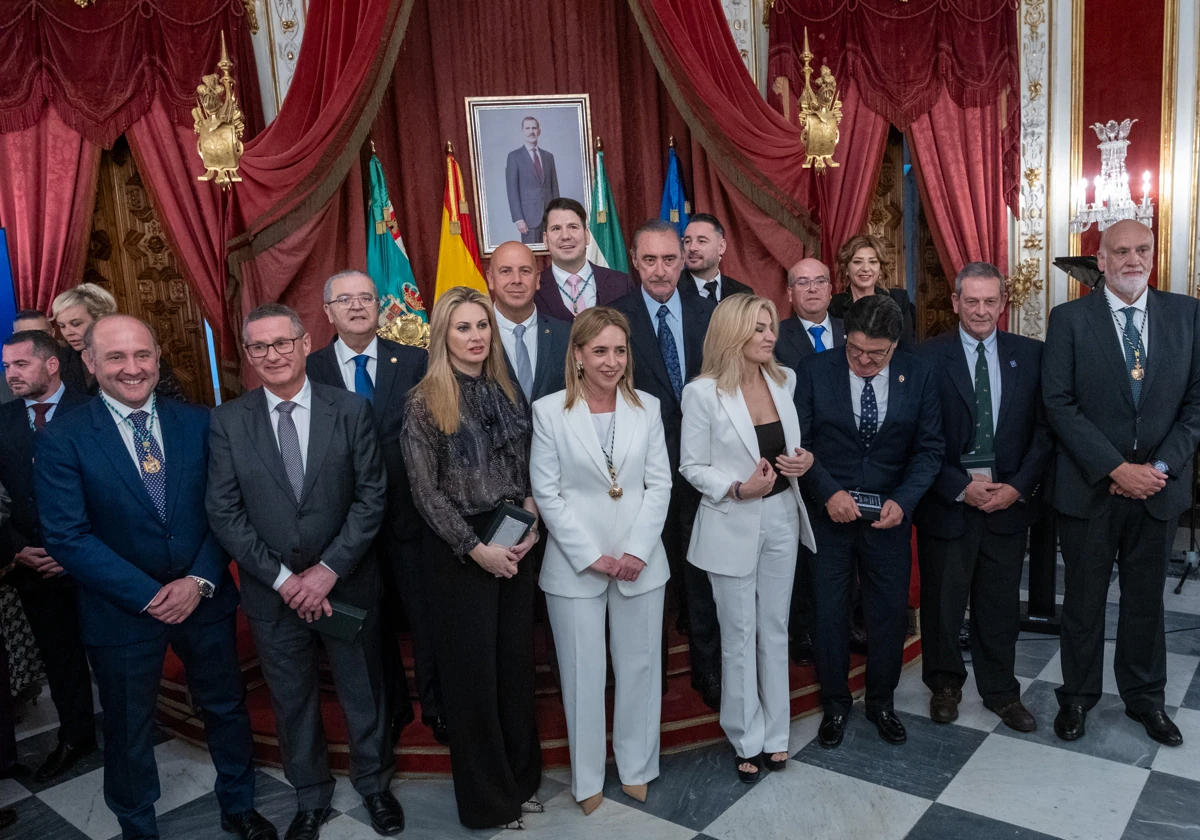 Foto de familia de los premiados junto a la presidenta de Diputación Almudena Martínez.