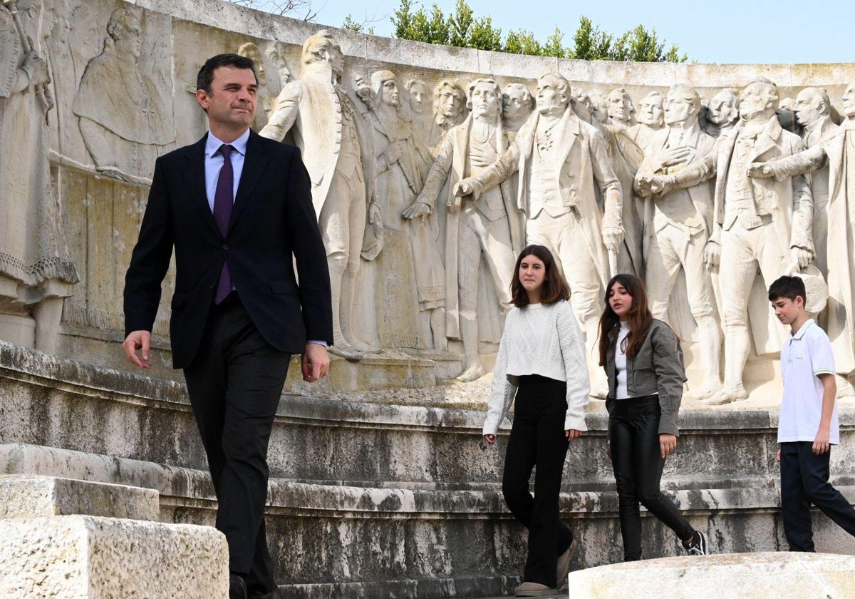 El alcalde y tres escolares gaditanos tras realizar la ofrenda floral en el monumento a Las Cortes este martes.