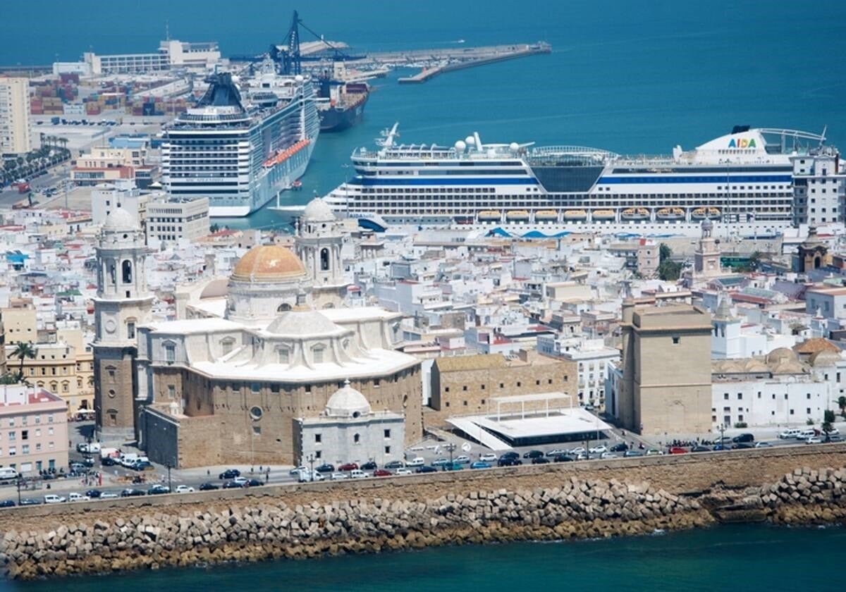 Cruceros en el puerto de Cádiz en una imagen de archivo