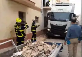Vídeo: Un camión rompe una cornisa en El Puerto