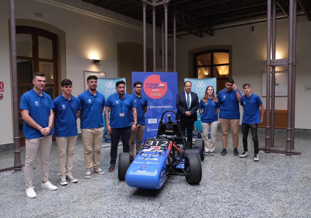 Equipo de 'Fórmula Gades' junto al rector de la Universidad de Cádiz, Casimiro Mantell