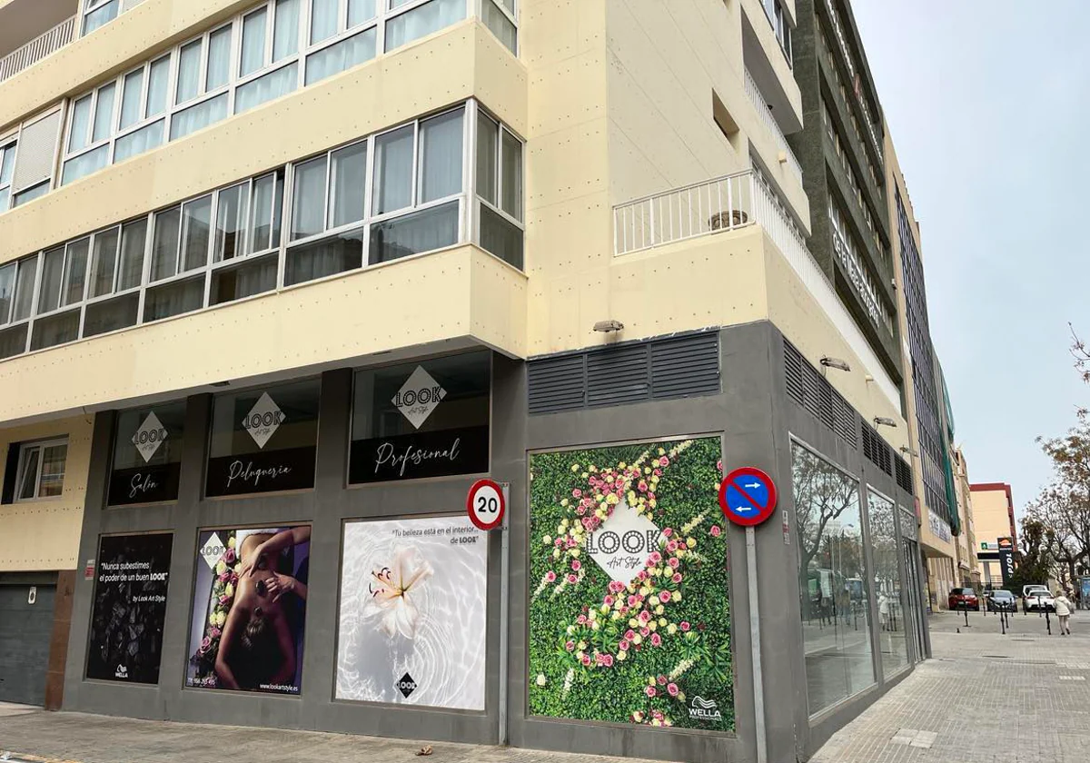 La peluquería y salón de belleza Look Art Style en la avenida de Andalucía de Cádiz, cerrada
