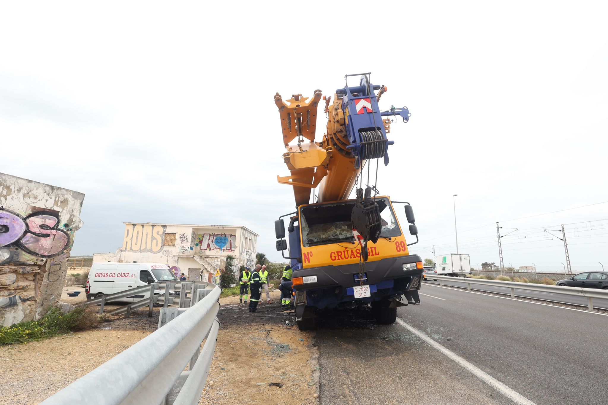 Las imágenes del camión grúa incendiado