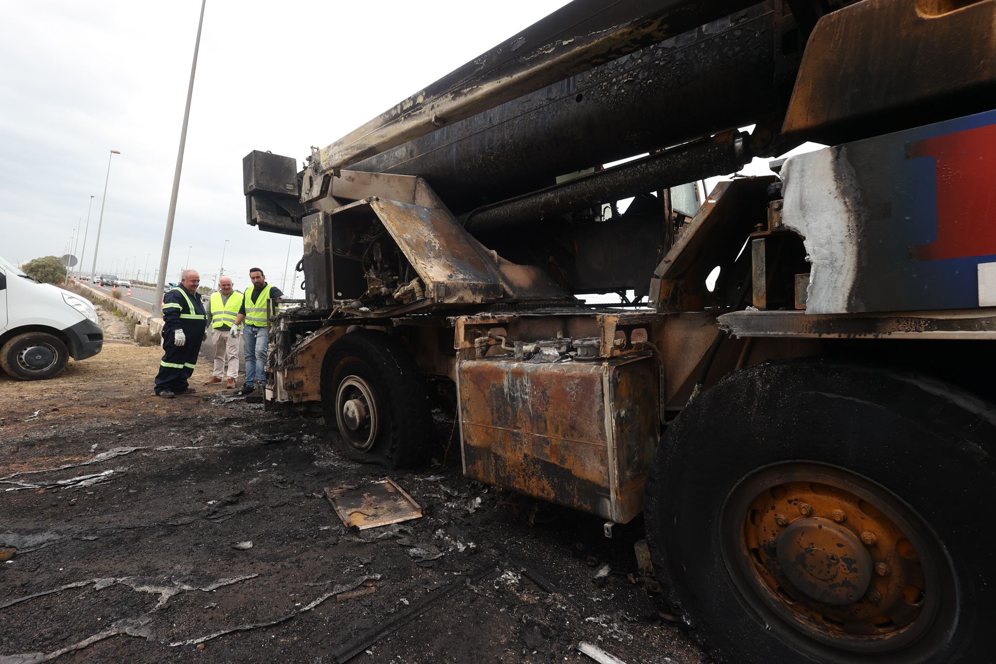 Las imágenes del camión grúa incendiado