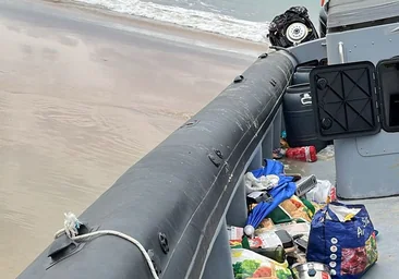 Aparece una narcolancha abandonada con ropa, comida y una tienda de campaña en una playa de Cádiz