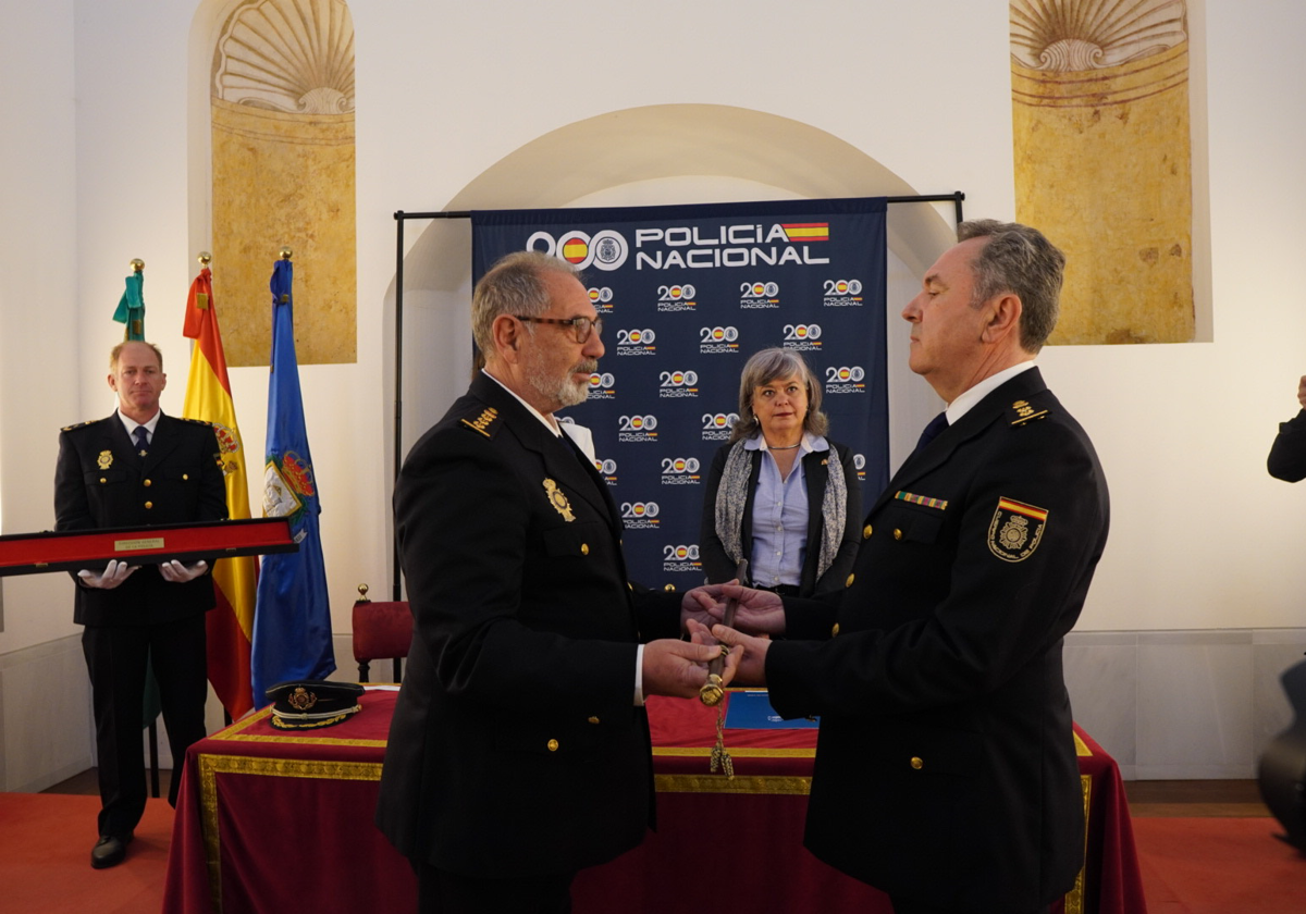 El Comisario Provincial de Cádiz (izquierda), Santos Bernal, entrega el bastón de mando al comisario Juan José de Guillermo Moreno.