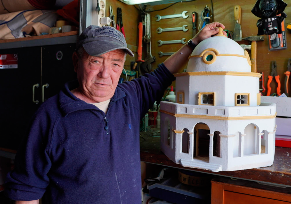 Juan Manuel Rodríguez 'Prim' con su maqueta de la Ermita de Santa Ana.