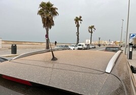La lluvia de barro tiñe de naranja los coches y obliga a estar alerta a las cofradías de la Semana Santa de Cádiz
