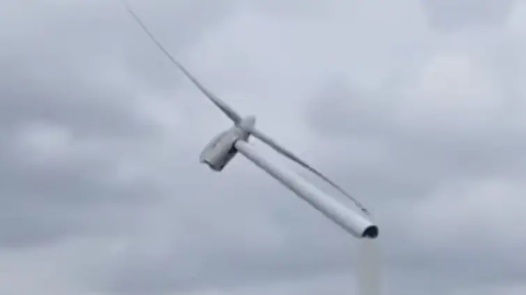 El fuerte viento derriba un aerogenerador con una pala rota en Tahivilla