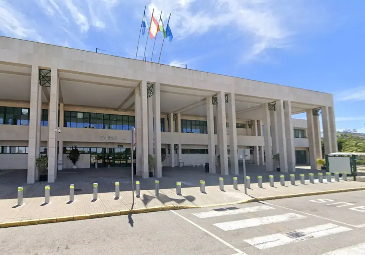 Imagen de la entrada principal al aeropuerto de Jerez de la Frontera.
