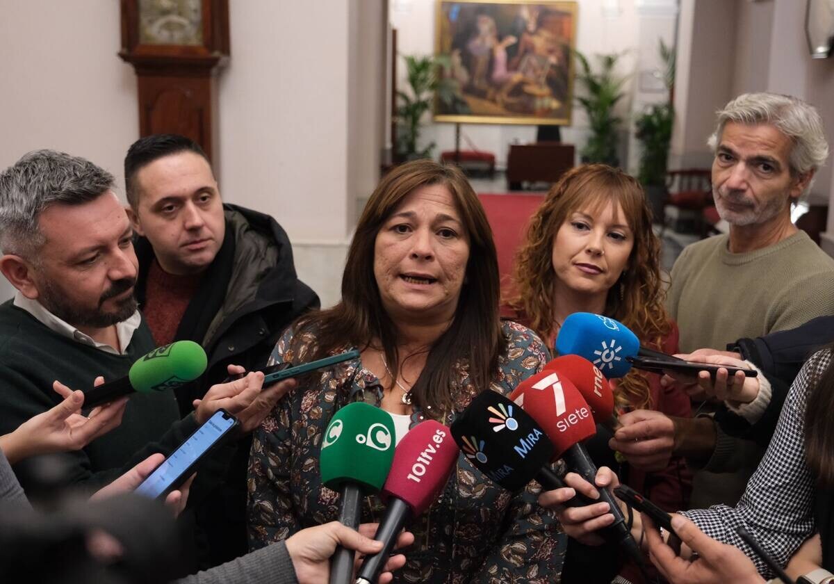Helena Fernández, compareciendo ante los medios en el Ayuntamiento de Cádiz.
