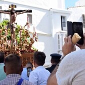 El Santísimo Cristo de la Sed procesionando por las calles de Jerez.