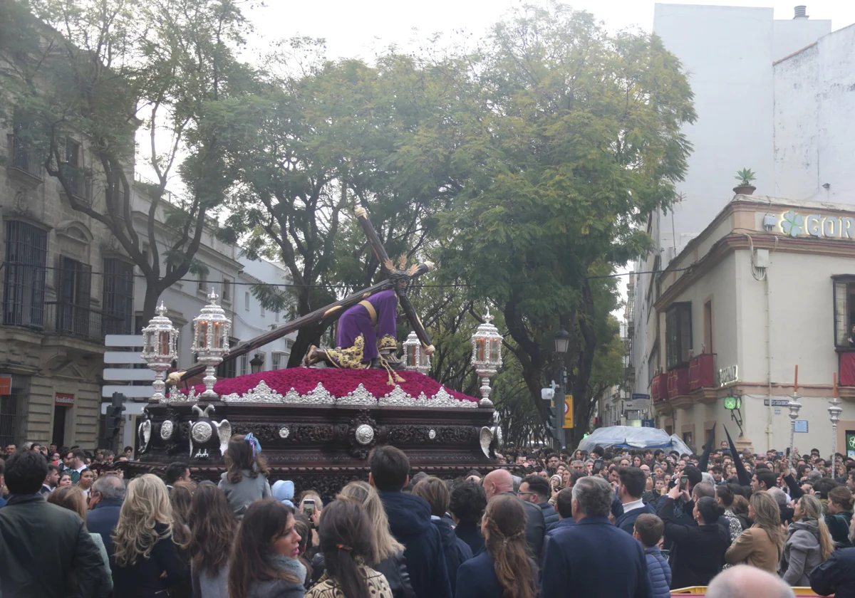 Jerez se vuelca con las Tres Caídas, única cofradía en las calles en el Miércoles Santo
