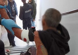 Dos delincuentes reincidentes detenidos por apuñalar al hombre que se refugió en la Policía en Cádiz