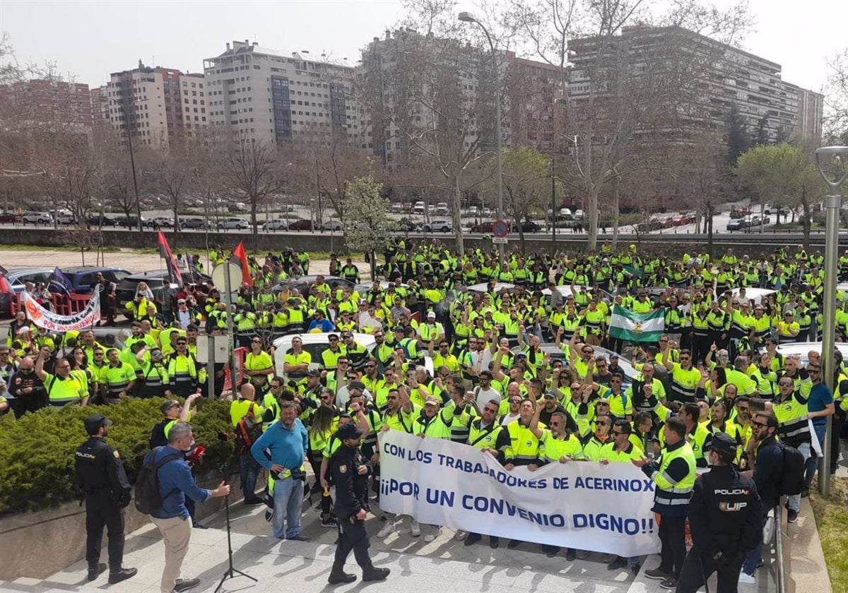 Las negociaciones por el convenio colectivo en Acerinox continúan este lunes entre empresa y trabajadores.