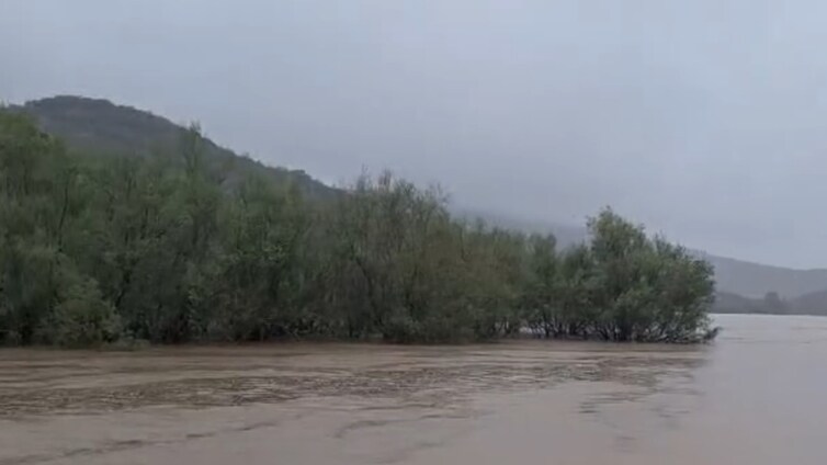 El pantano de Los Hurones arranca a desembalsar agua gracias a las lluvias de Semana Santa