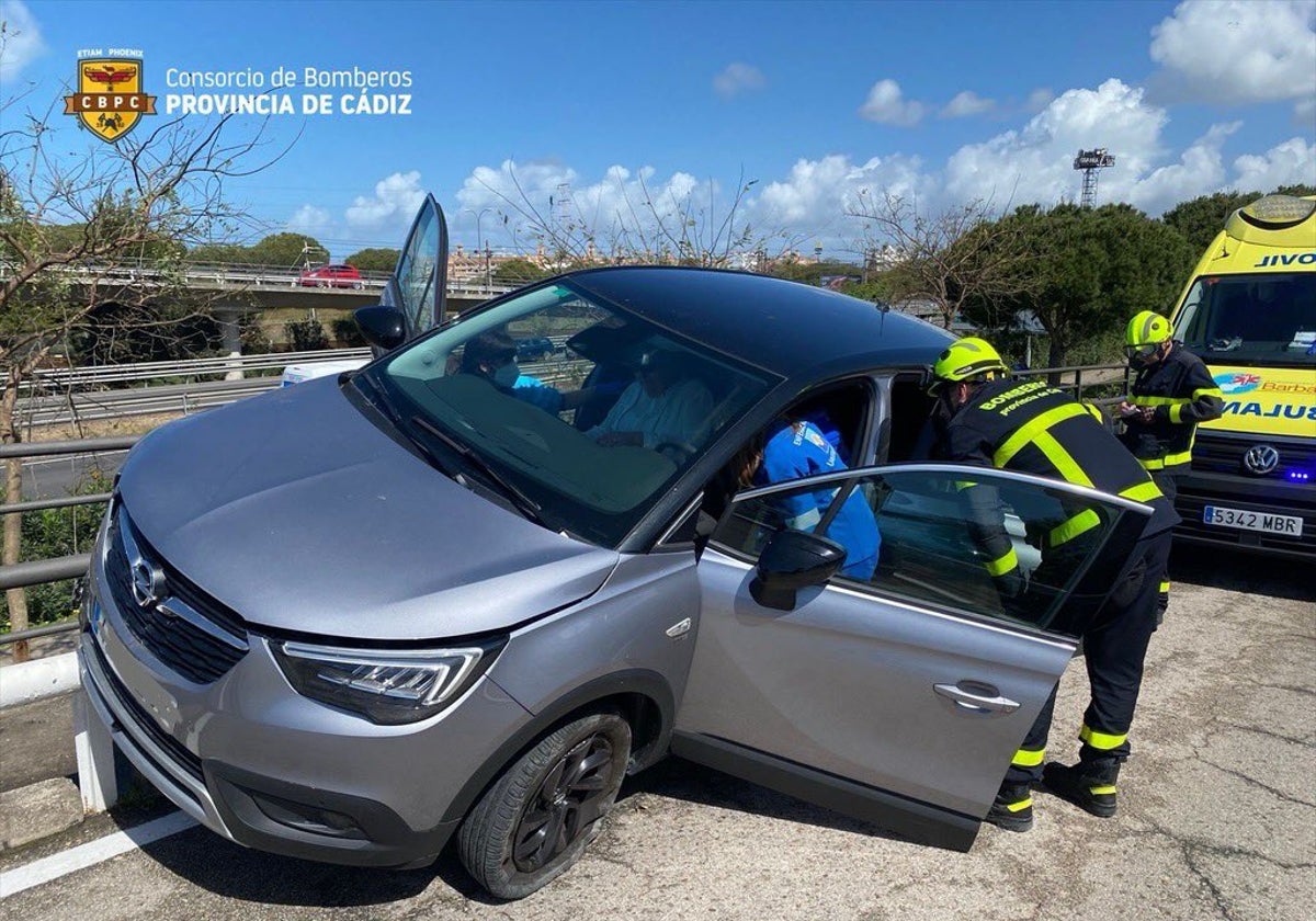 Operarios de bomberos y servicios sanitarios en el lugar del accidente