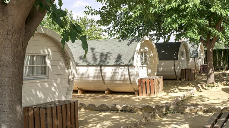 Dónde dormir de la forma más original en la Sierra de Cádiz: barriles, vagones, bungalows, cabañas...