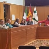 Polémico pleno en San José del Valle tras la condena por inhabilitación del alcalde y su comentario: «De dedos sabe usted mucho»