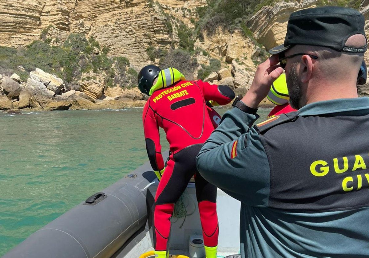 Rescatan el cuerpo de una mujer en los acantilados del Tajo en Barbate