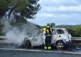 Bomberos extingue el incendio de un vehículo en la AP-4 en dirección Cádiz