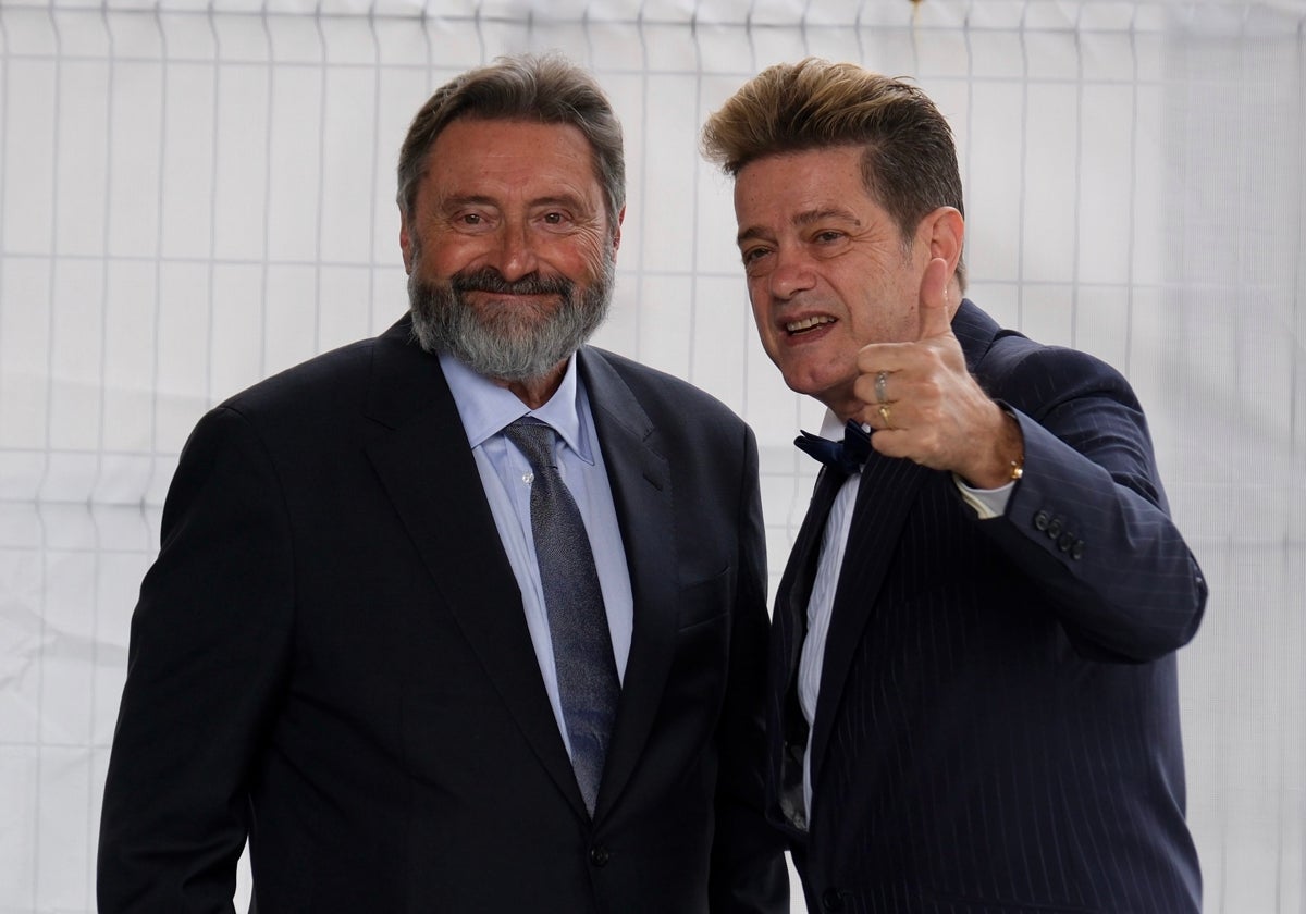 El productor musical Jesús López (izquierda) junto al cantante Santiago Auserón a su llegada al Palacio de Congresos.