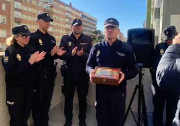 Vídeo: La emocionante despedida del comisario Menacho en Cádiz tras 43 años de servicio