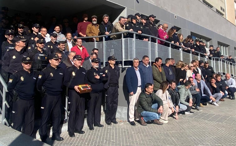 Imagen principal - Vídeo: La emocionante despedida del comisario Menacho en Cádiz tras 43 años de servicio