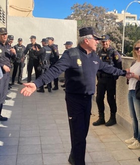 Imagen secundaria 2 - Vídeo: La emocionante despedida del comisario Menacho en Cádiz tras 43 años de servicio