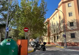 La señal de 'prohibido el paso' que está pasando casi desapercibida en la plaza Asdrúbal de Cádiz