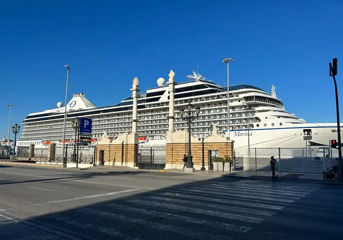 Crucero atracado en el Muelle Ciudad de Cádiz.