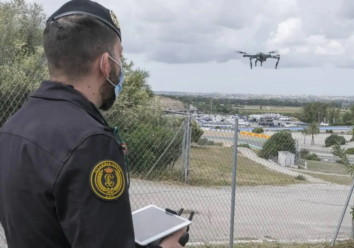 Un agente maneja un dron de seguridad sobre el Circuito de Jerez en 2021.