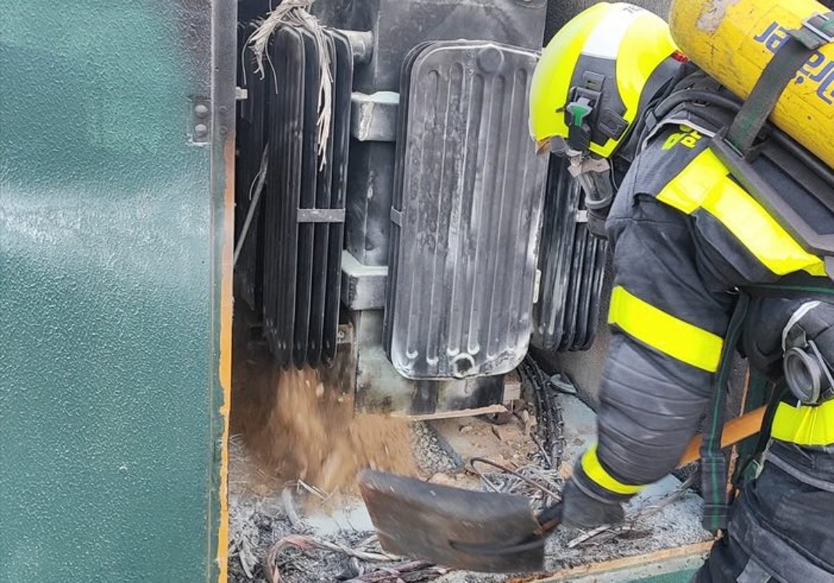 Un operario de bomberos trabajando para sofocar el fuego