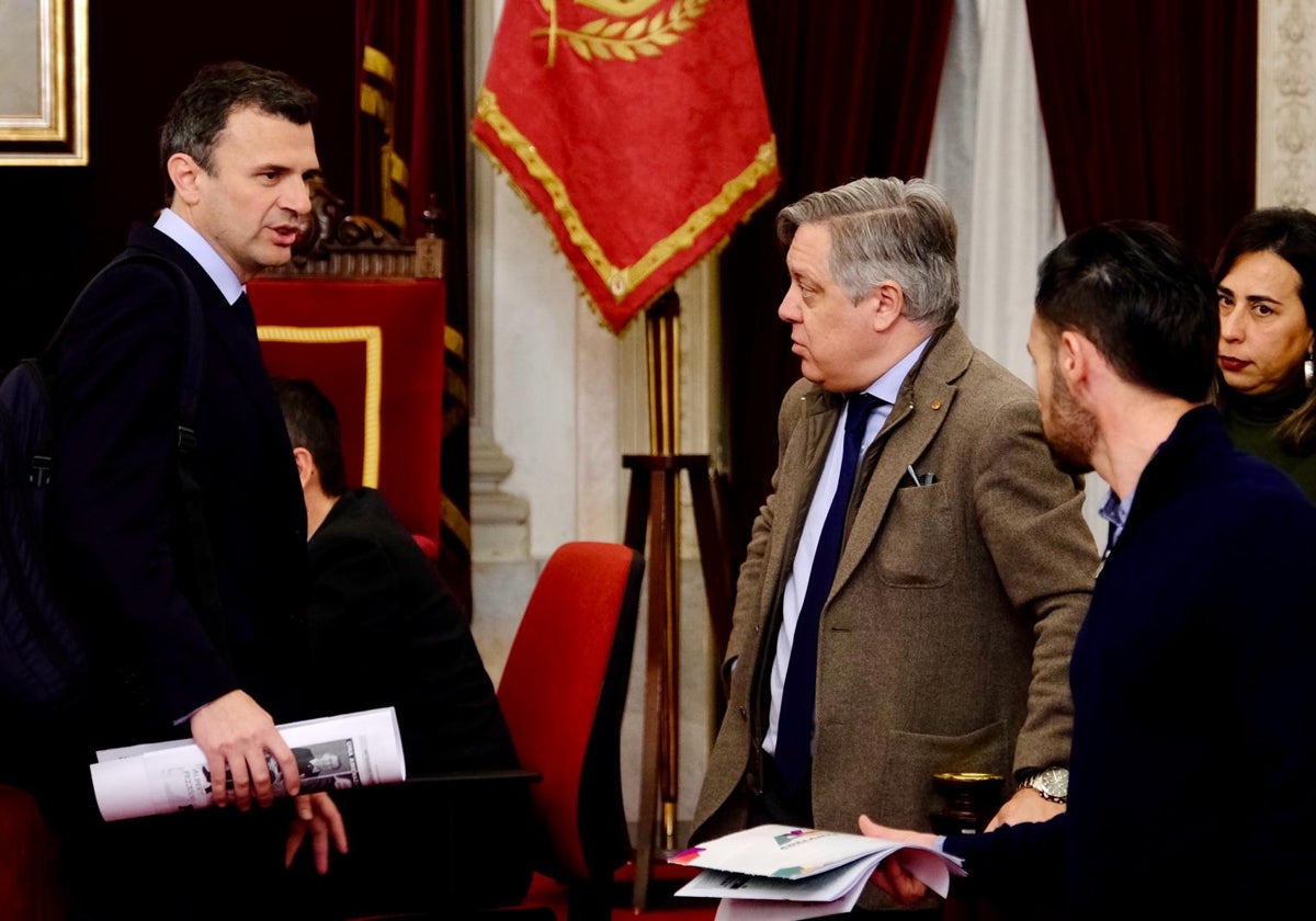 El alcalde, Bruno García, y los dos portavoces de la oposición, Óscar Torres y David de la Cruz, conversan antes del inicio de un pleno.