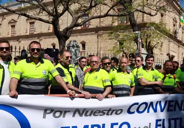 Los trabajadores de Acerinox concentrados en las puertas del Parlamento Andaluz