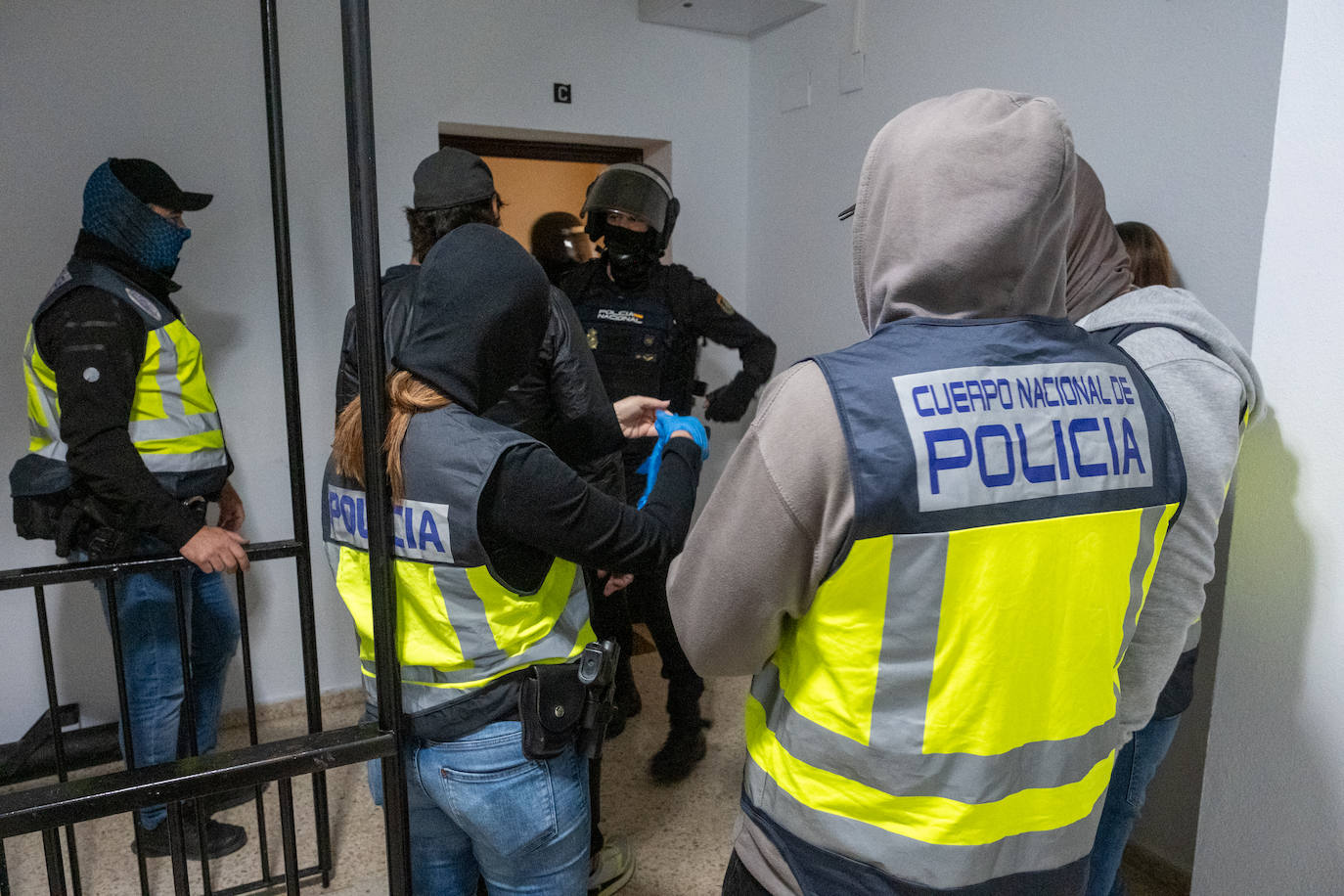Fotos: Operación de la Policía Nacional antidroga en la barriada de la Paz de Cádiz