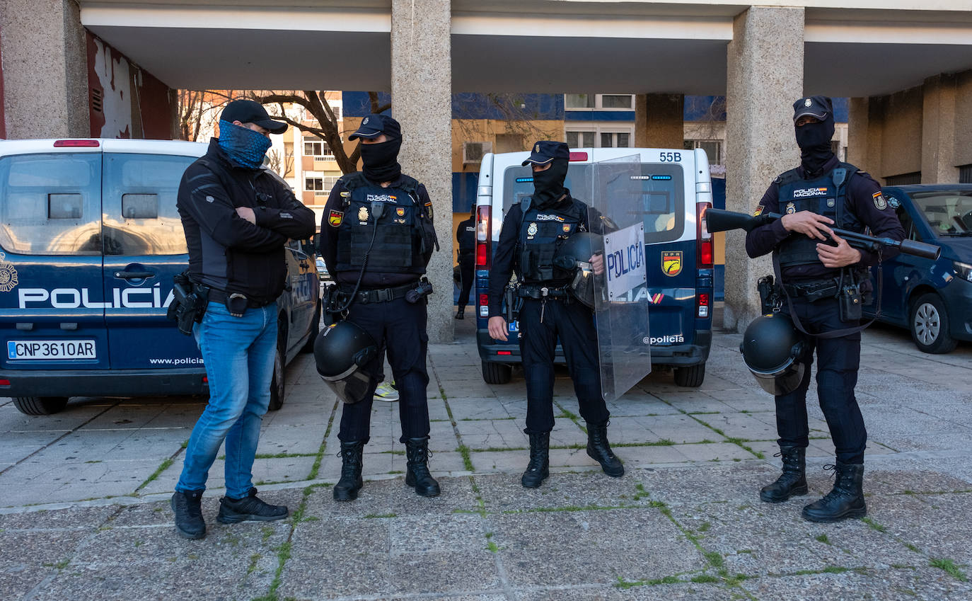 Fotos: Operación de la Policía Nacional antidroga en la barriada de la Paz de Cádiz