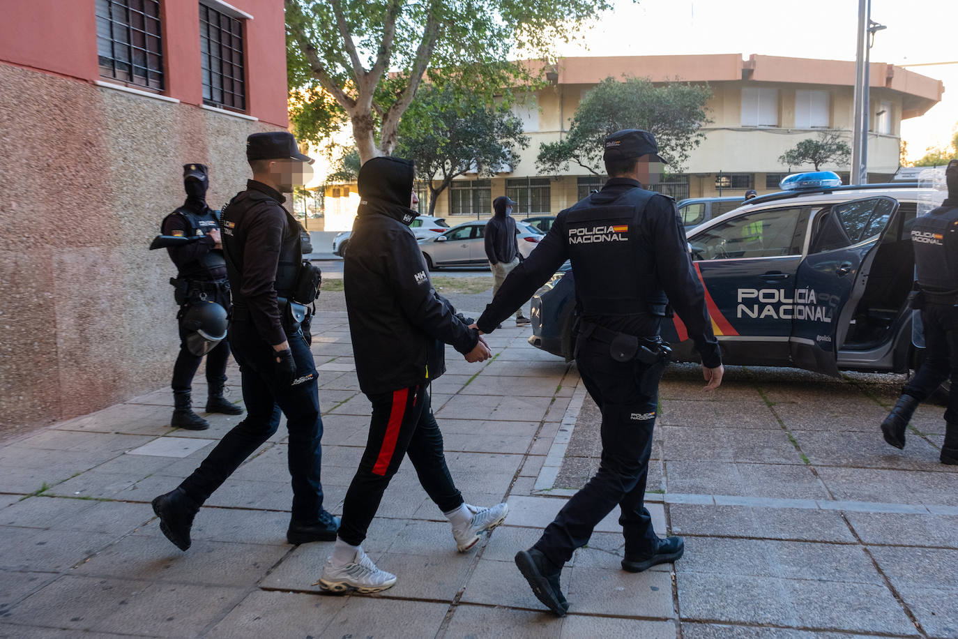 Fotos: Operación de la Policía Nacional antidroga en la barriada de la Paz de Cádiz
