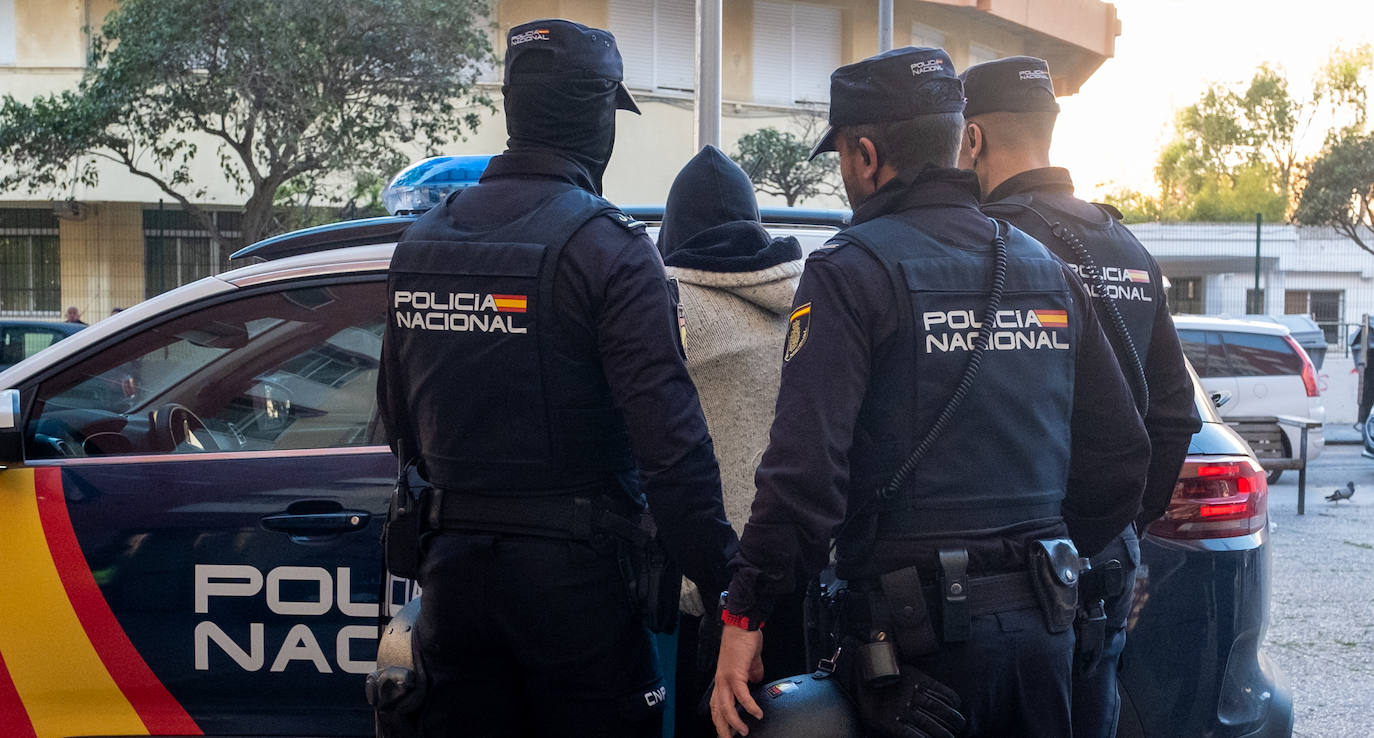 Fotos: Operación de la Policía Nacional antidroga en la barriada de la Paz de Cádiz