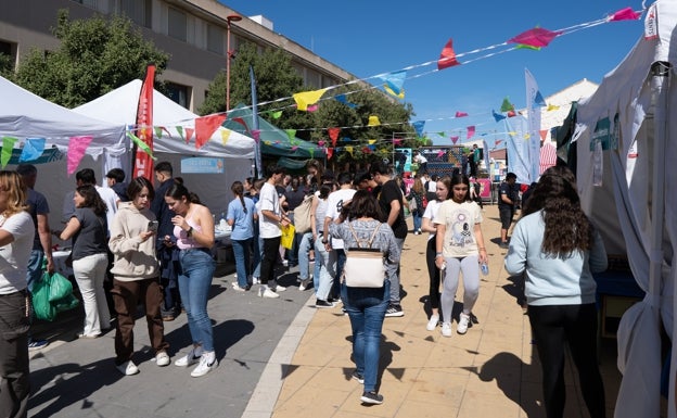 Personas de todas las edades han asistido a la Feria de la Ciencia.