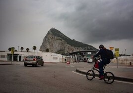 Bruselas busca desencallar la negociación sobre Gibraltar con Albares, Cameron y Picardo