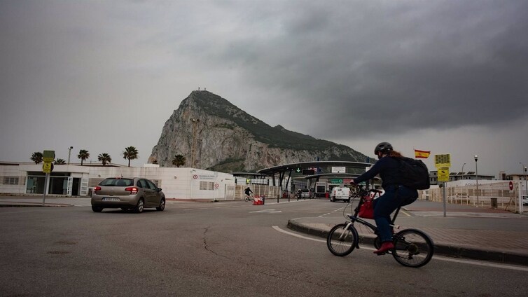 Bruselas busca desencallar la negociación sobre Gibraltar con Albares, Cameron y Picardo