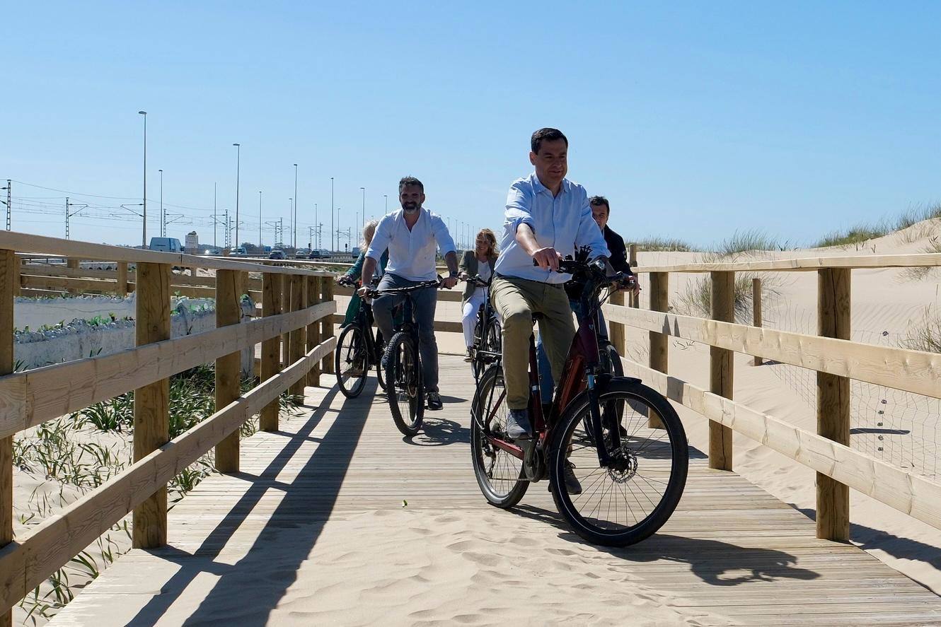 El pedaleo del presidente: Juanma Moreno se sube a la bicicleta en el bautizo del Eurovelo 8