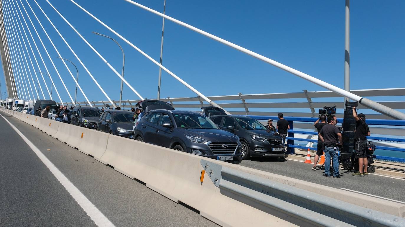 El otro &#039;atasco&#039; en el segundo puente de Cádiz: imágenes de la película que se rueda en la ciudad